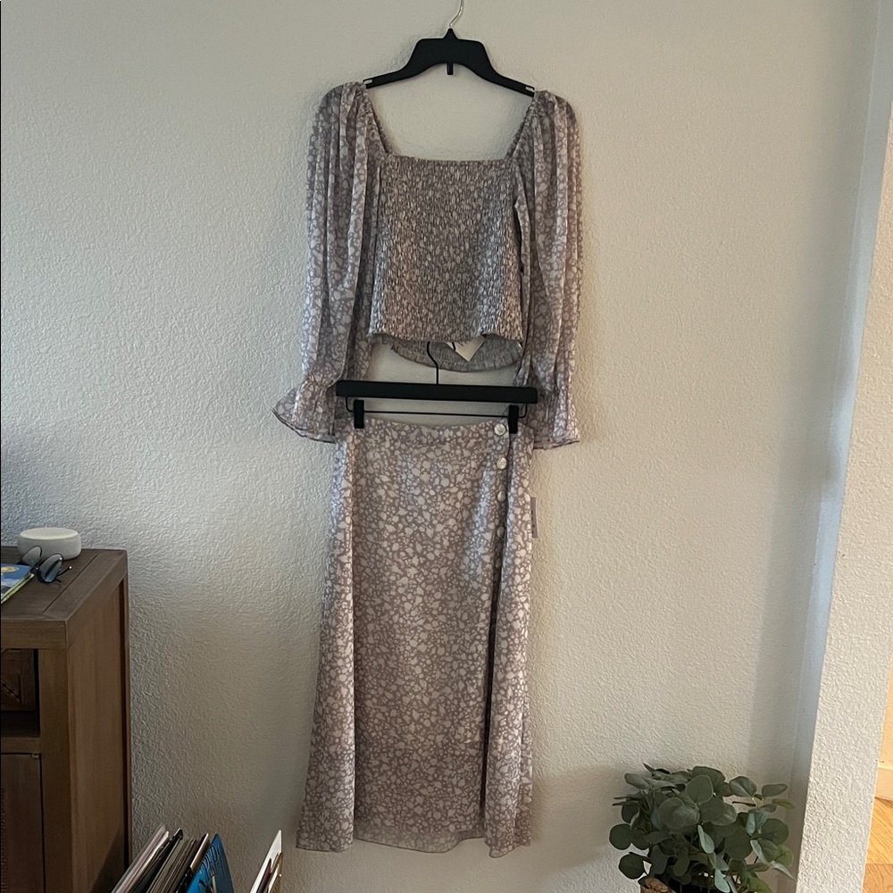 Joyfolie Floral Puff Sleeve Top in Gray and White